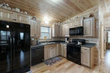 Foxes  Den Cabin With Private Hot Tub And Arcade Game By Redawning