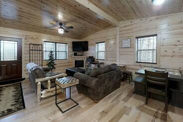 Foxes  Den Cabin With Private Hot Tub And Arcade Game By Redawning