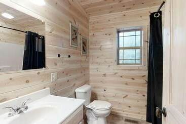 Foxes  Den Cabin With Private Hot Tub And Arcade Game By Redawning