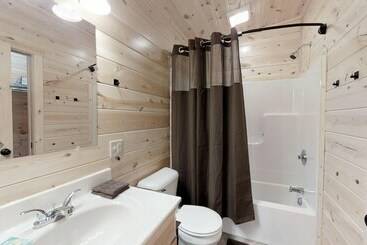 Foxes Den Cabin With Private Hot Tub And Arcade Game By Redawning