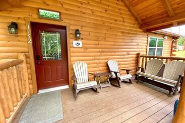 Foxes  Den Cabin With Private Hot Tub And Arcade Game By Redawning