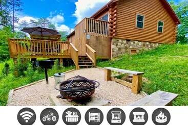 Foxes  Den Cabin With Private Hot Tub And Arcade Game By Redawning
