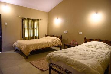 هتل Tharu Community Lodge