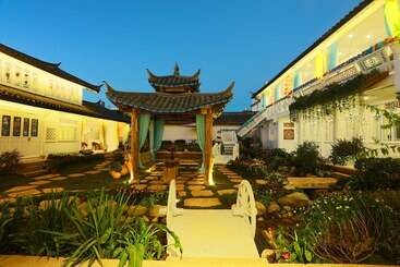Hua Linglong Courtyard Inn