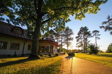 Saka Cliff Hotel & Spa