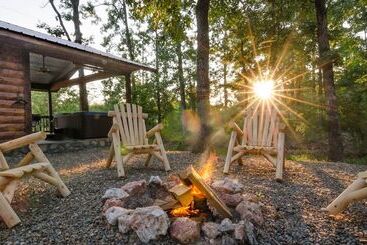 Sunsettin Cabin With Fireplace, Free Wifi, And Parking Onsite By Redawning