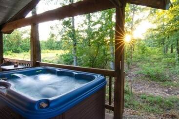 Sunsettin Cabin With Fireplace, Free Wifi, And Parking Onsite By Redawning
