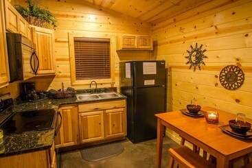 Sunsettin Cabin With Fireplace, Free Wifi, And Parking Onsite By Redawning