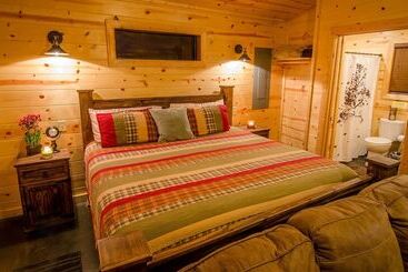 Sunsettin Cabin With Fireplace, Free Wifi, And Parking Onsite By Redawning