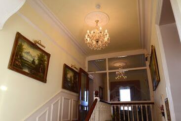 تختخواب و صبحانه Ardgort Country House