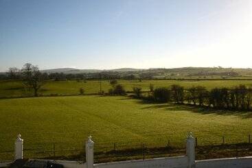 تختخواب و صبحانه Ardgort Country House