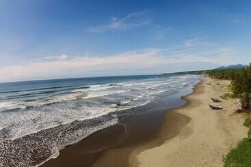 هتل Azul Surf Club