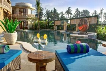 هتل Floating Leaf Eco Luxury Retreat