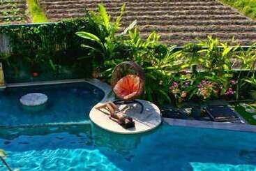 هتل Floating Leaf Eco Luxury Retreat