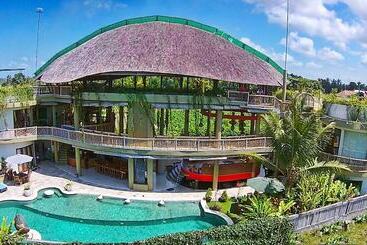 هتل Floating Leaf Eco Luxury Retreat