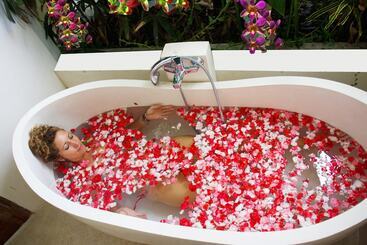 هتل Floating Leaf Eco Luxury Retreat