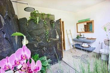 هتل Floating Leaf Eco Luxury Retreat