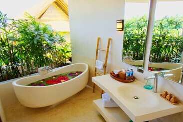 هتل Floating Leaf Eco Luxury Retreat