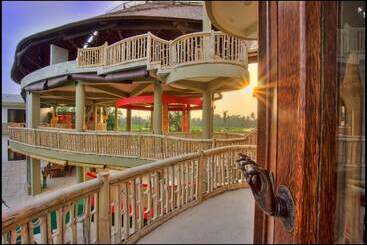 هتل Floating Leaf Eco Luxury Retreat
