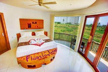 هتل Floating Leaf Eco Luxury Retreat