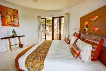 هتل Floating Leaf Eco Luxury Retreat