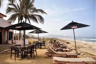 هتل Cerritos Beach Inn