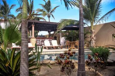 هتل Cerritos Beach Inn