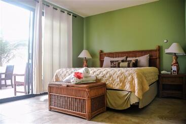 هتل Cerritos Beach Inn