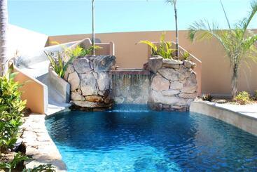 هتل Cerritos Beach Inn