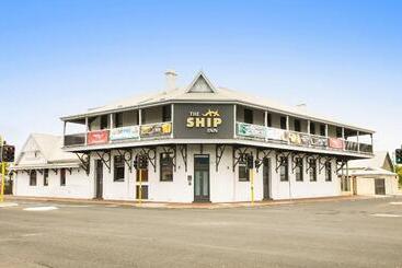 هتل Nightcap At The Ship Inn