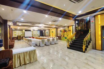 هتل Taj Heights