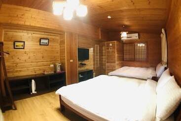 تختخواب و صبحانه He Feng Homestay