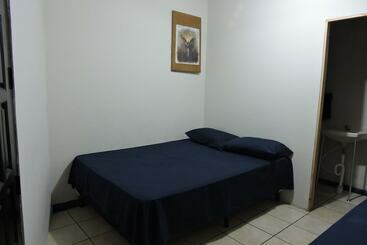 هتل Hostal Vital Yek