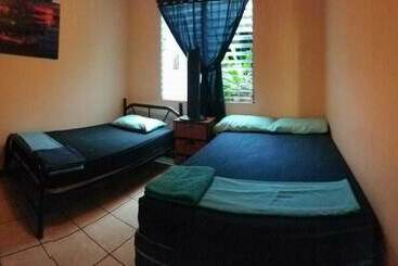 هتل Hostal Vital Yek