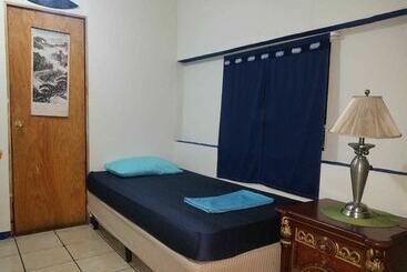 هتل Hostal Vital Yek