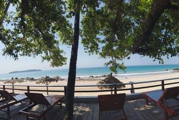 هتل Lagoon Ngapali Beach Lodge