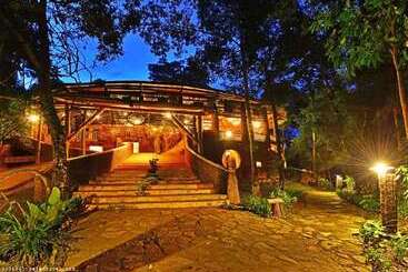 هتل The Rainforest Geo Lodge