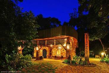 هتل The Rainforest Geo Lodge