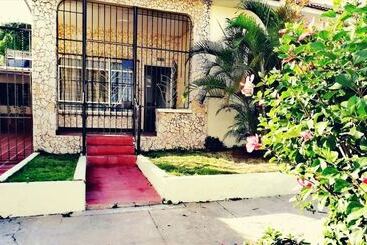 Casa La Vieja Guardia   Hostel