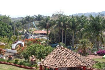 هتل Campestre Hacienda Caracha