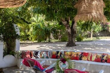 هتل Msambweni Beach House