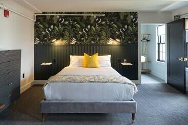 هتل The Inn Downtown: A Boutique Apartment