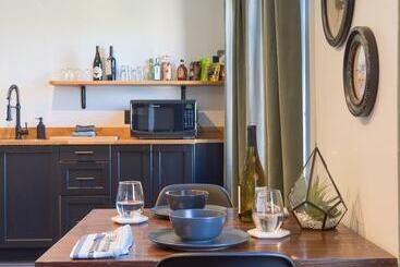 Hotelli The Inn Downtown: A Boutique Apartment