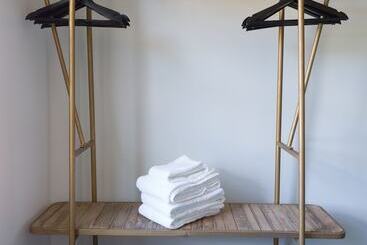 هتل The Inn Downtown: A Boutique Apartment