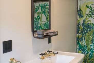 هتل The Inn Downtown: A Boutique Apartment