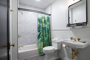 هتل The Inn Downtown: A Boutique Apartment
