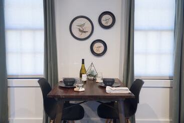 Hotelli The Inn Downtown: A Boutique Apartment
