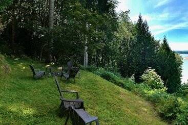 The Fraser River S Edge B&b Lodge