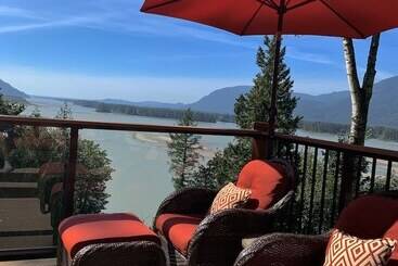 The Fraser River S Edge B&b Lodge