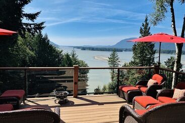 The Fraser River S Edge B&b Lodge